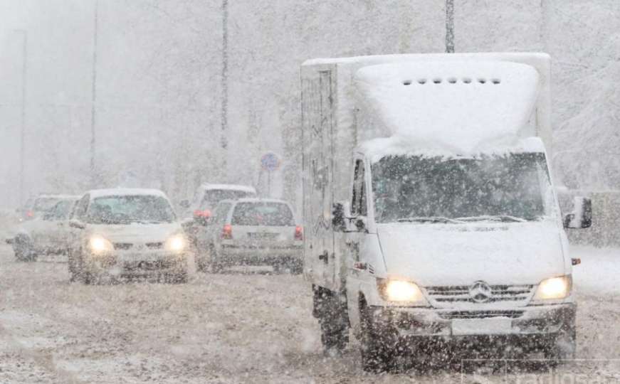 Oprezno vozite: Jak vjetar i veliki nanosi snijega u dijelovima BiH 